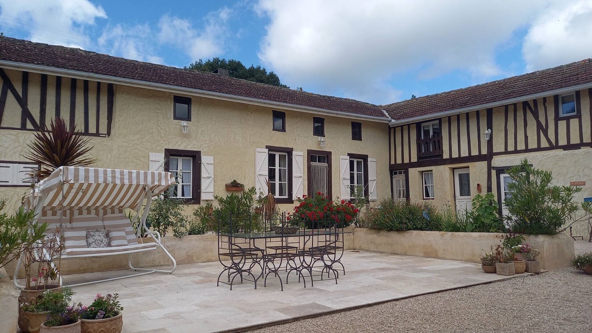 Estampes House | à Dassabet, a gite with garden, patio and swimming pool in rural setting