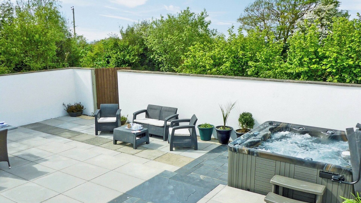 Llansantffraed House | A detached house set in the beautiful quiet surroundings of the park.