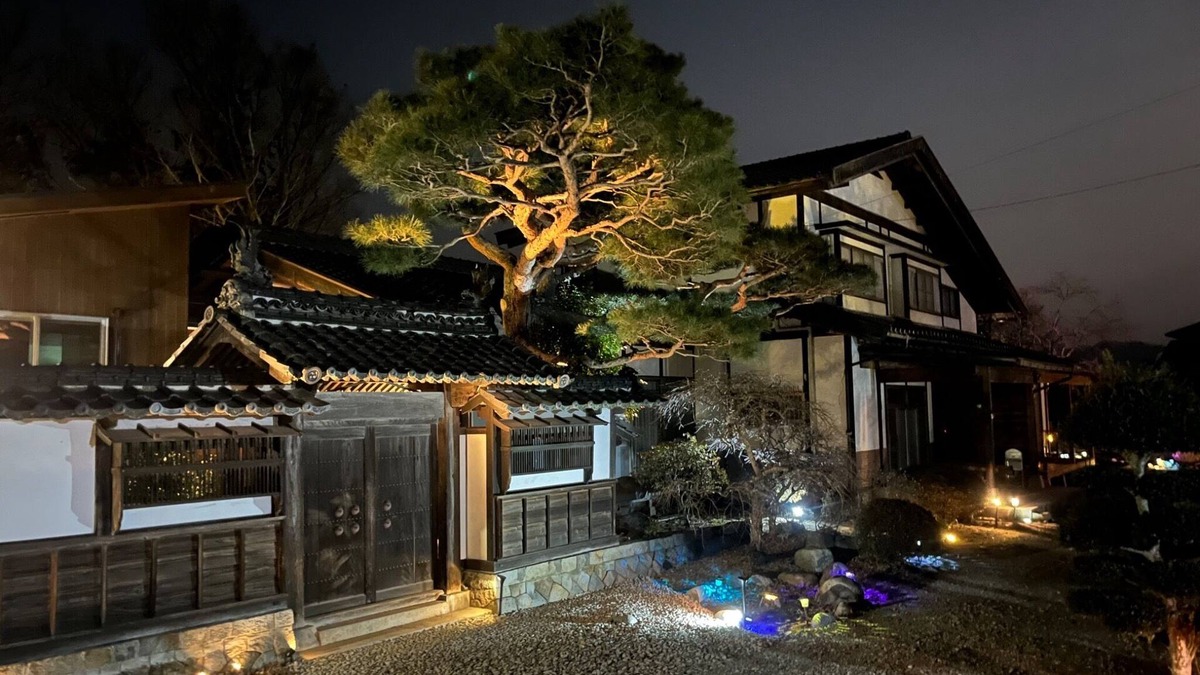 Matsukawa Cottage | A detached room with a cypress bath overlooking the garden and a large deck/Kitaazumigun Nagano