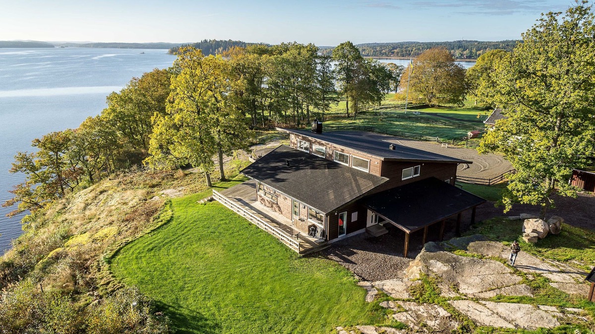 Sjovik Villa | A dream house at the lake Mjörn with a panoramic view.