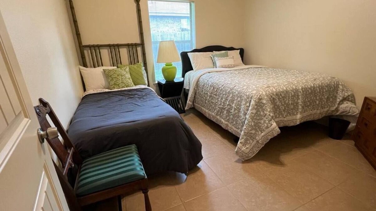 Tyler Apartment | A Duplex "Emerald" nearby Hospitals, TJC, Nurses, Work Crews