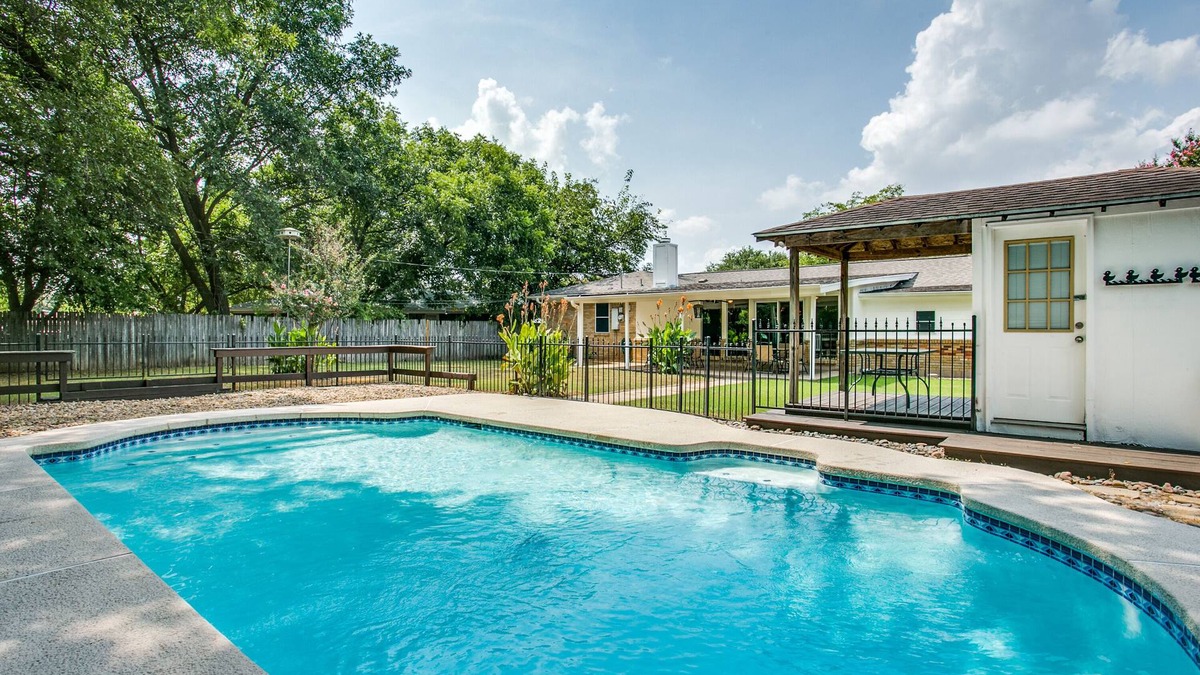 Bedford House | A&E Bedford Entertainment Getaway near DFW Airport &. Cowboys Stadium