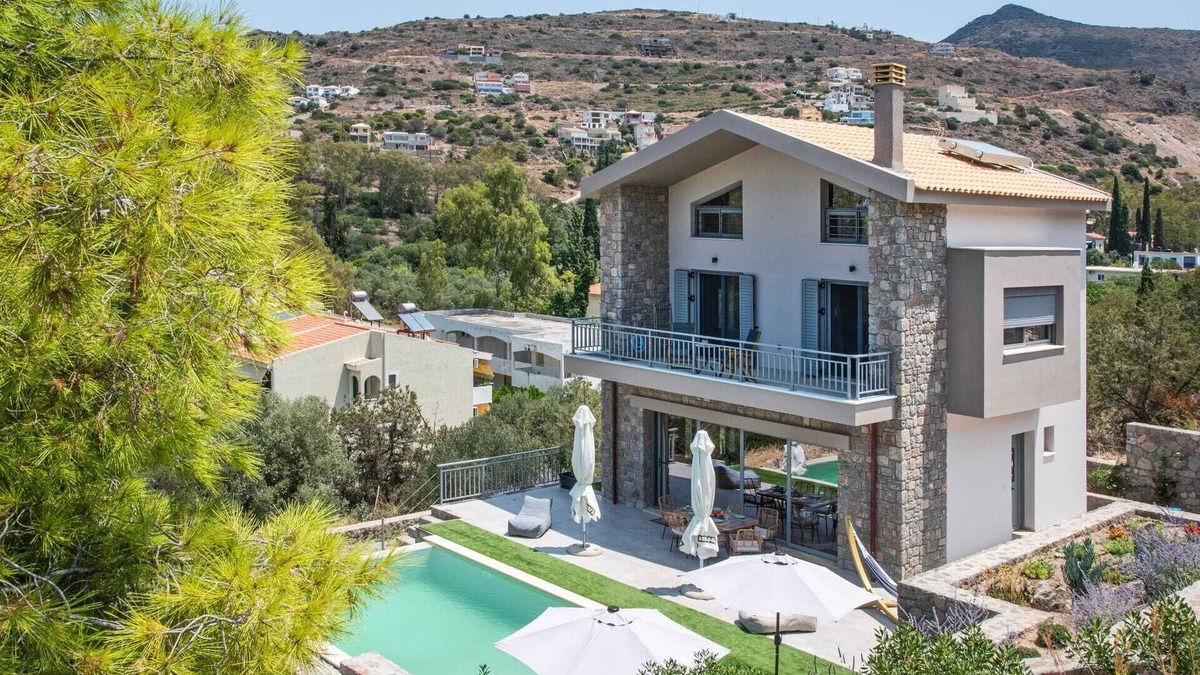 Kontos House | A fabulous brand new villa literally a splash away from the sea.