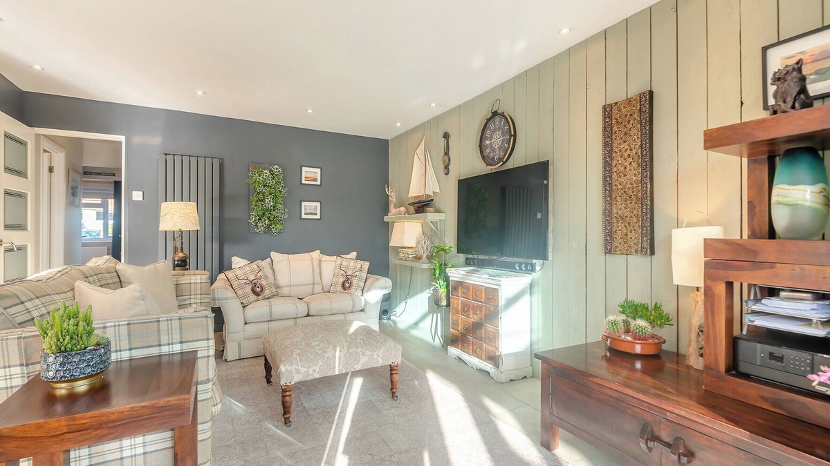 South Hayling Cottage | A fabulous seaside retreat, ideal for couples, friends, or small families.