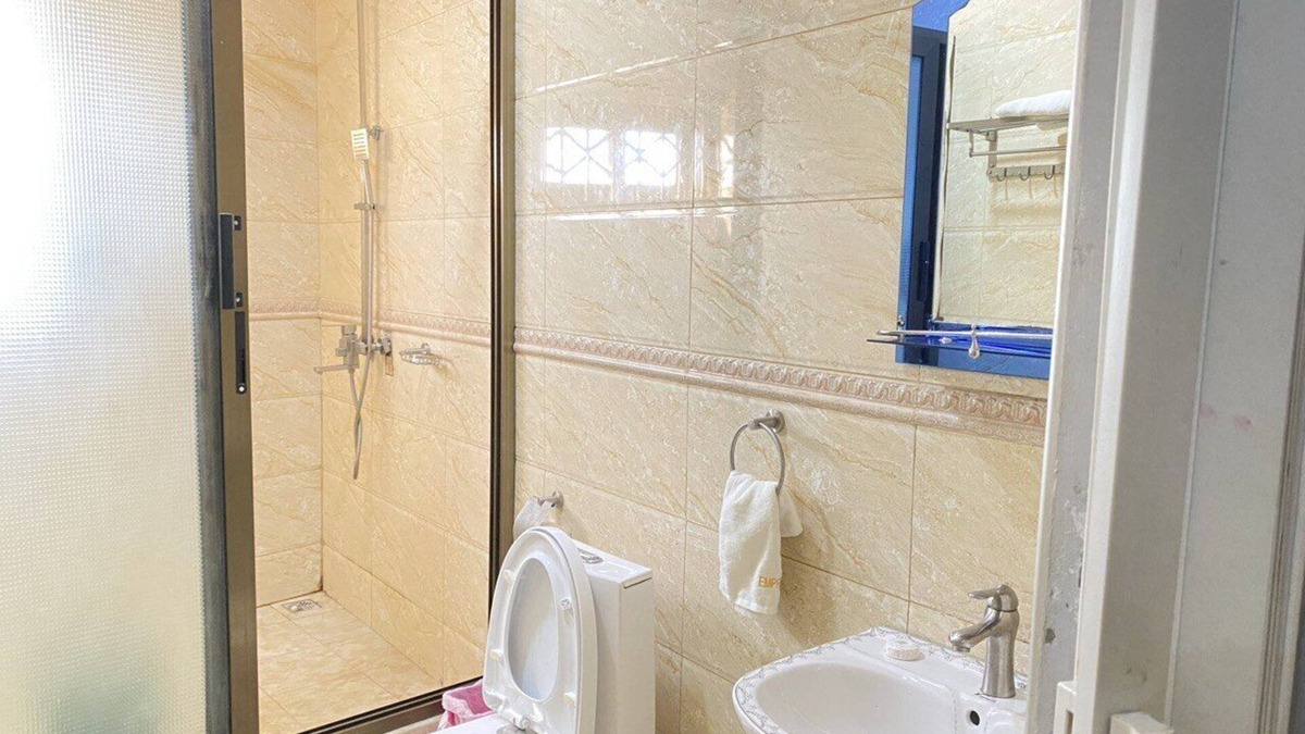 Sekondi-Takoradi Bed & Breakfast | A family with balcony bed and breakfast inclusive with hot tub and a walk shower