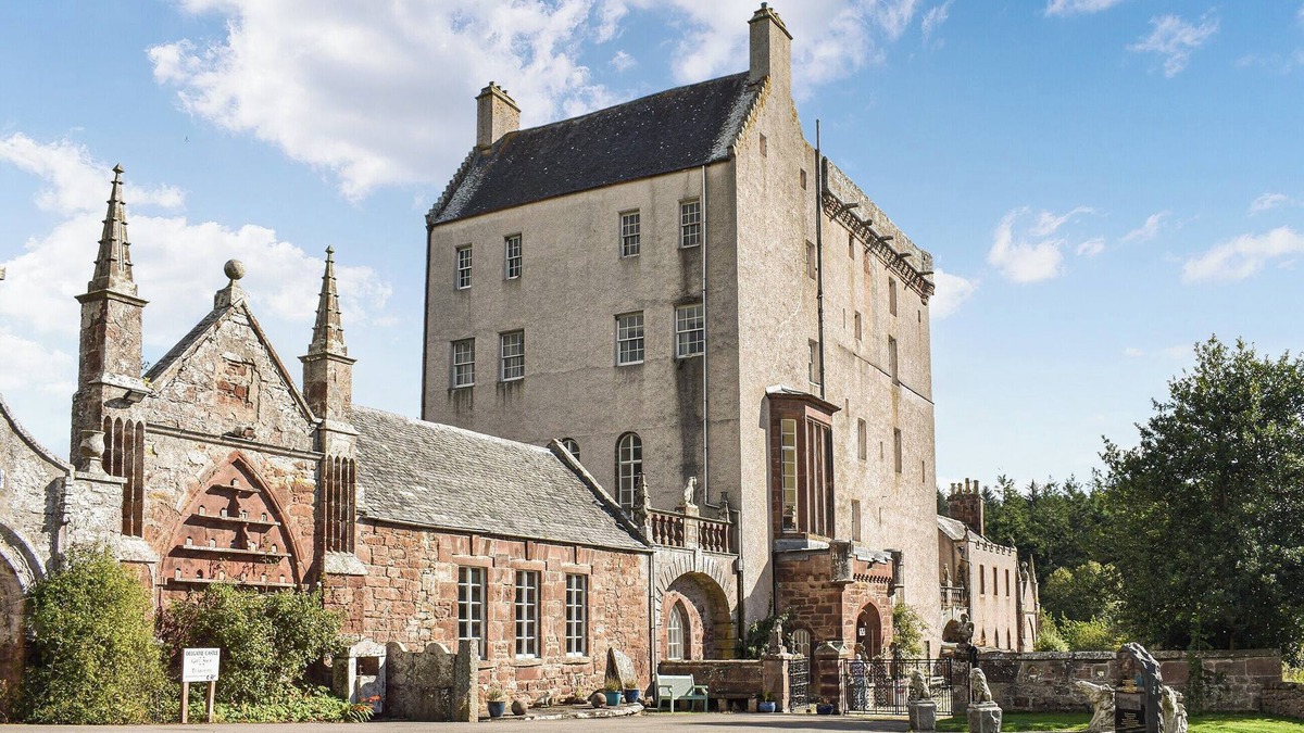 Turriff Cottage | A fantastic and truly unique holiday suite located within the main castle.