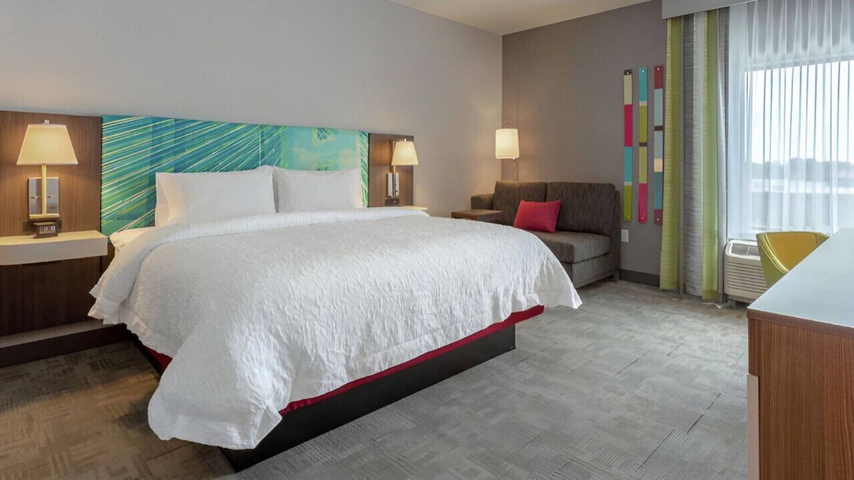 Burlington House | A Fantastic King Room w/ Comfort & Convenience