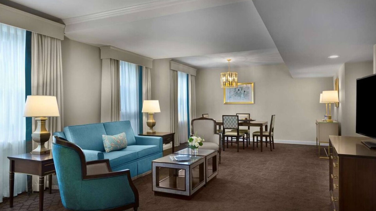 Central West End Hotel | A Few Minutes Walk From World Chess Hall of Fame! W/Pool, Parking & Cinema!