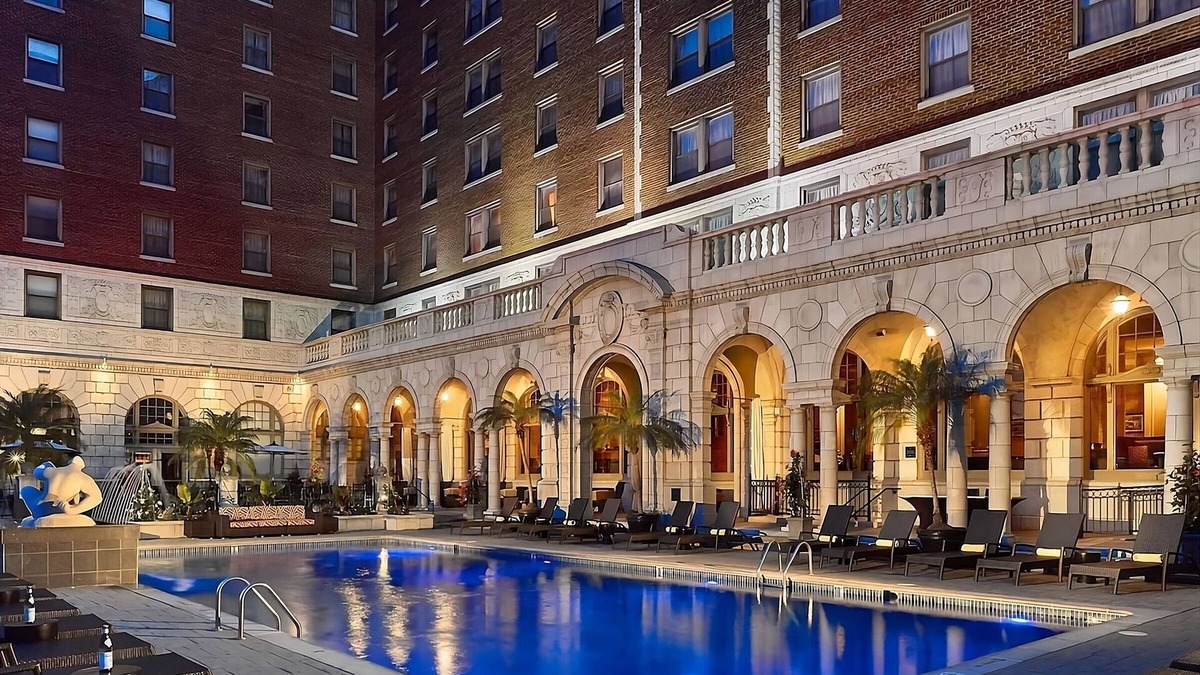 Central West End Hotel | A Few Minutes Walk from World Chess Hall of Fame! 3 Convenient Spaces, Pool!