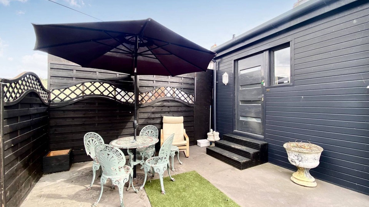 North Tidworth Cottage | A first-floor studio apartment in the centre of Tidworth.