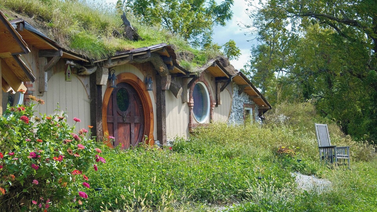 Nauvoo Cottage | A four bedroom hobbit hole style home five minutes from historic Nauvoo Illinois