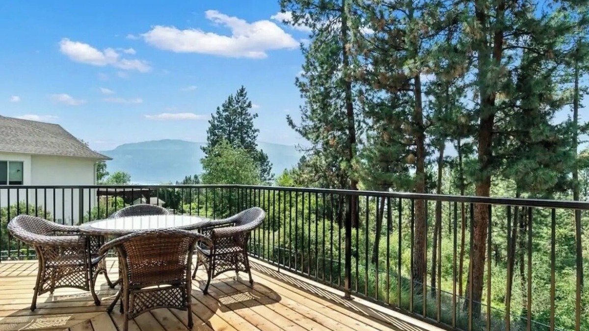 Central Okanagan House | A frame 4BD house/ Carrs Landing
