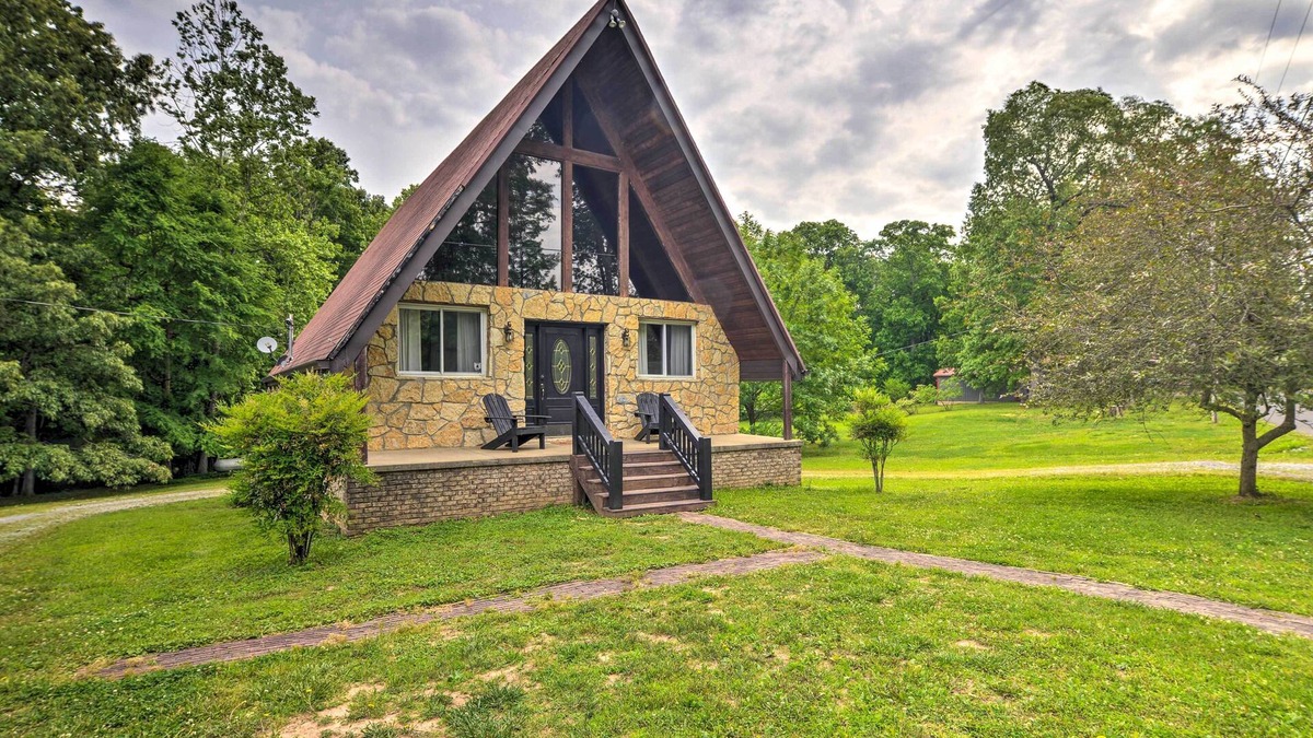 Benton House | A-Frame Cabin w/Hot Tub, Walk to Kentucky Lake!