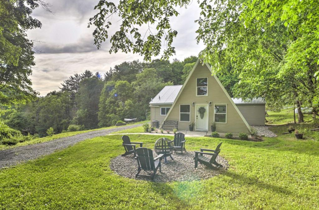 Johnsonville House | A-Frame Cabin with Hot Tub 5 Mi to Waterford!