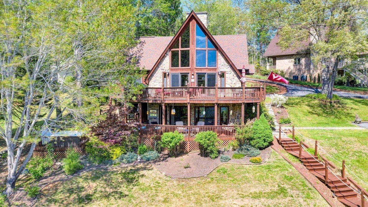 Goodview House | A-Frame of Mind - is the perfect lake mindset! Relax, unwind and take a break!