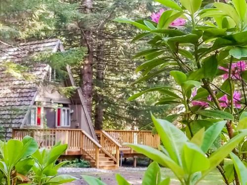 Rhododendron House | A-Frame of Mind Retreat - Meredith Lodging