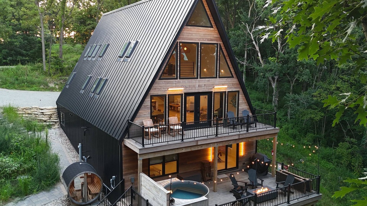 Beloit Cabin | A-Frame Riverside Luxury: Hot Tub, Sauna, Arcade & Views!