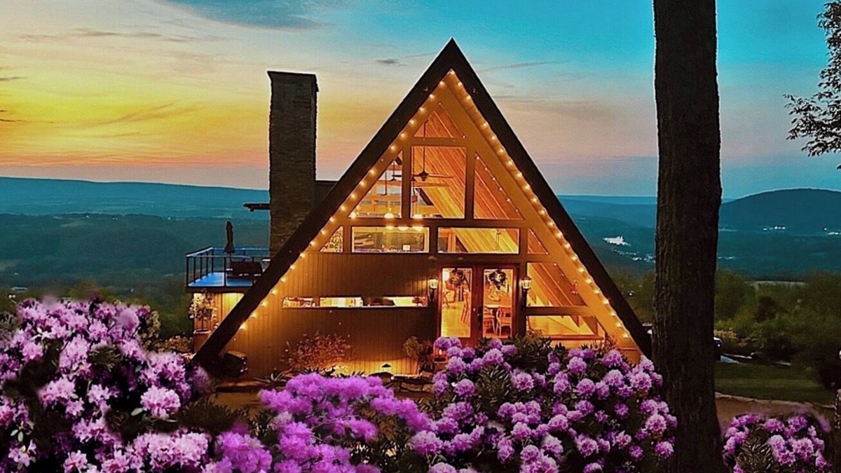 Newport Cabin | A-frame W/Hot-tub, Mountain View & tennis court