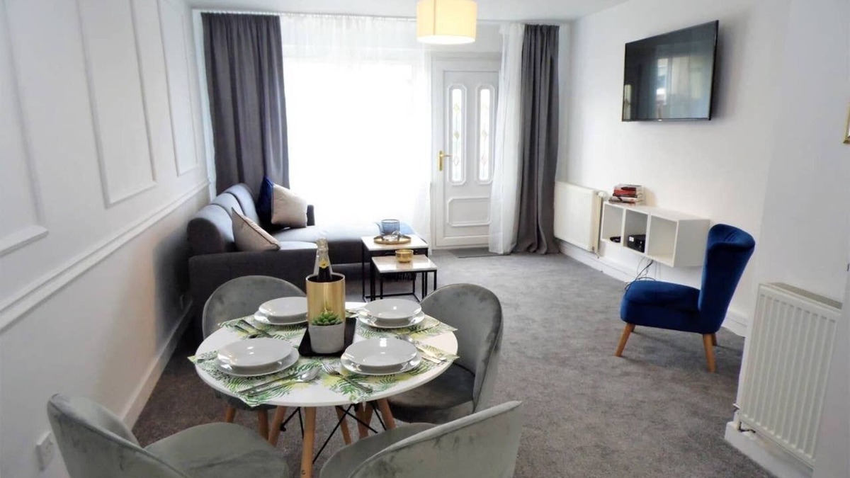 Johnstone House | A fully equipped house in a residential area not far from Glasgow Airport and M8 Motorway.