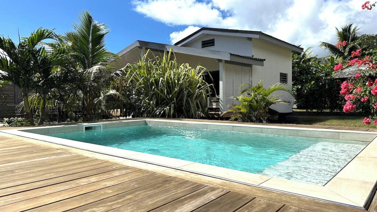 Tiahura House | A fully equipped modern bungalow in Moorea with a shared pool close to the sea