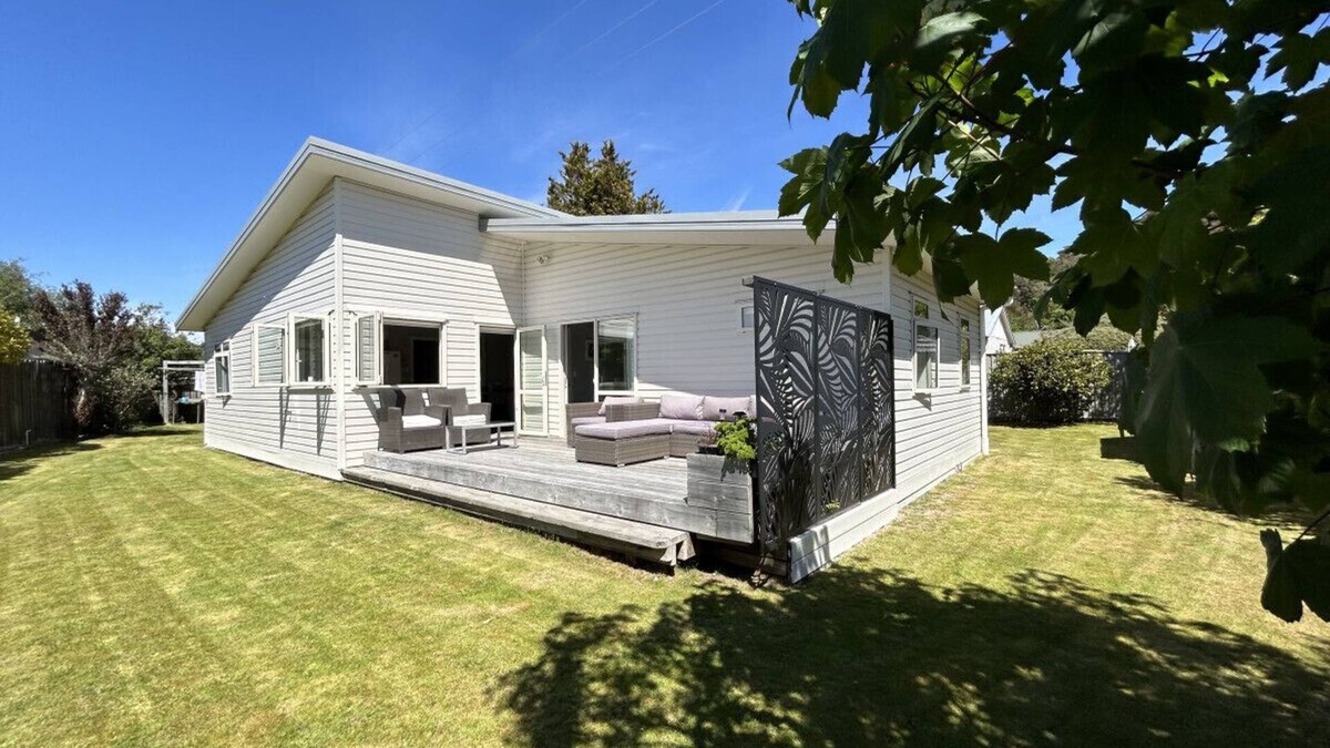 Ngaio Bay House | A Gem by the Beach . 4 bedroom , Abel Tasman