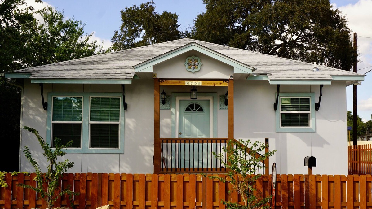 Northwest Los Angeles Heights House | A Gem off of IH-10