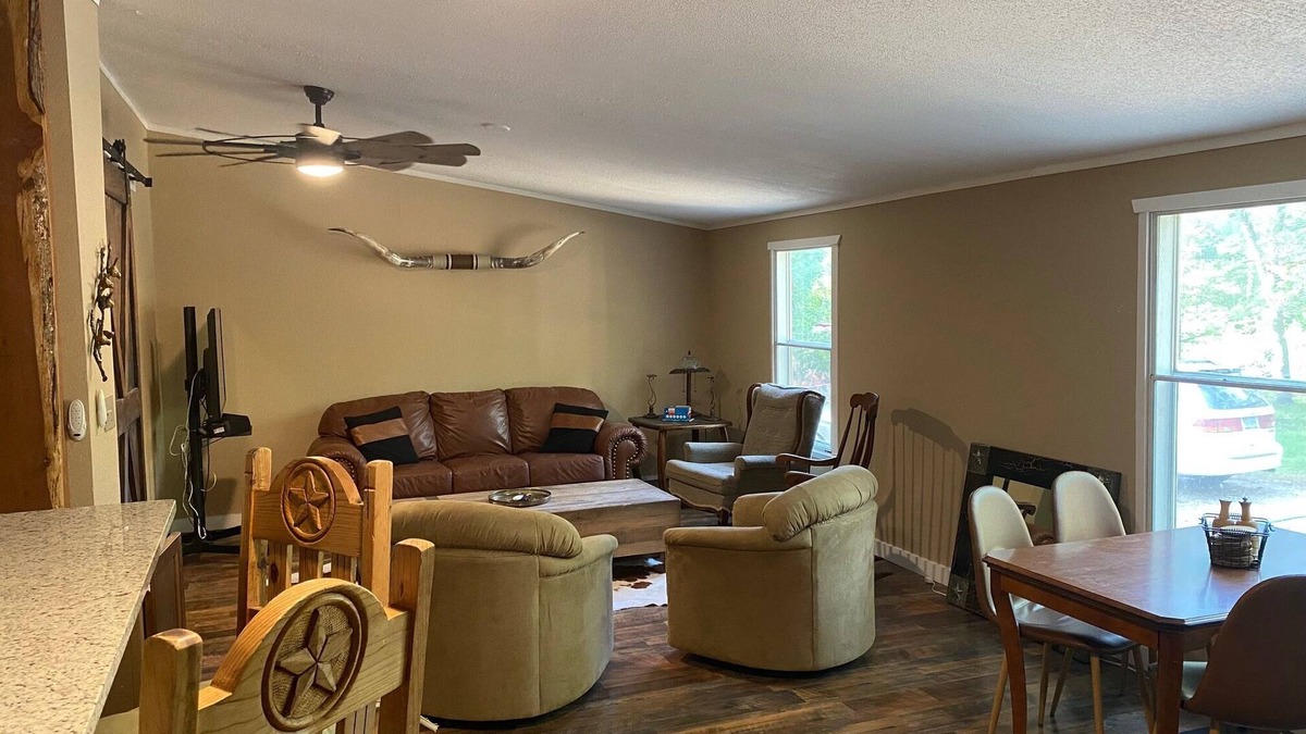 Smithville House | A get-away that's not too far away. Only 15 minutes to Bastrop shopping, dining.
