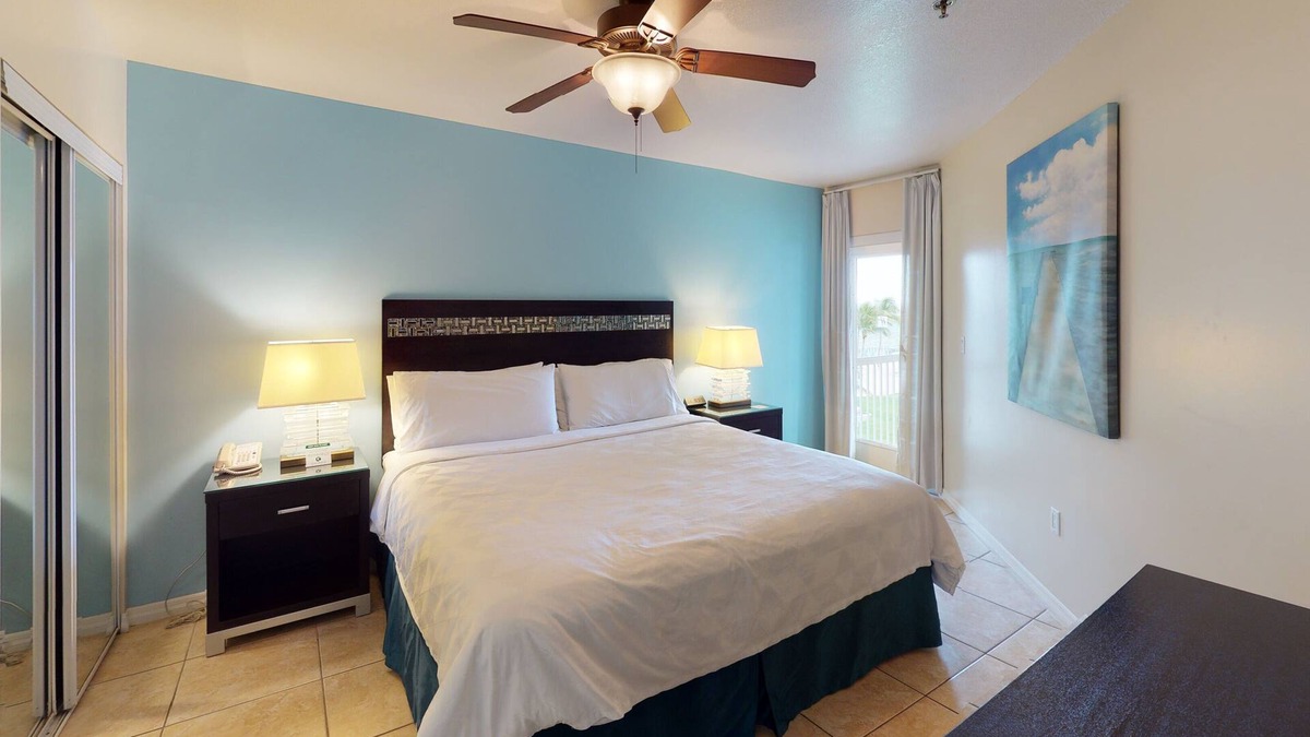 Crystal Harbour Apartment | A Getaway in Paradise! Unit with Full Kitchen, Outdoor Pool, Free Parking!