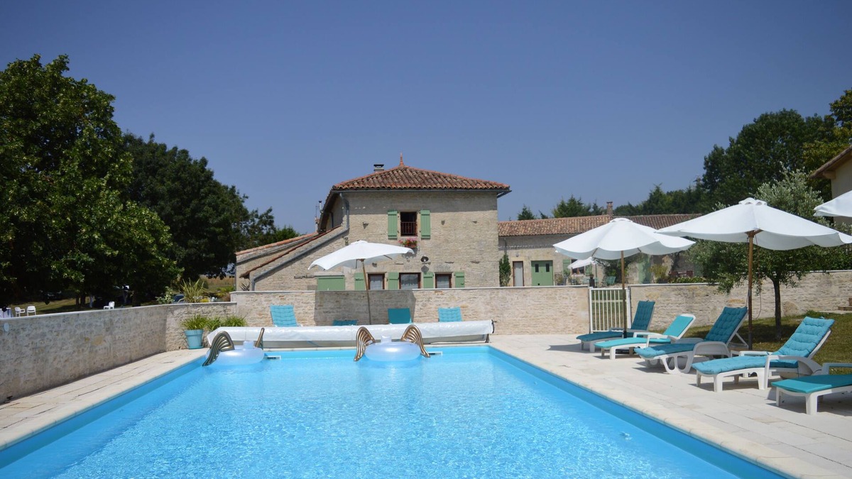 Saint-Pierre-d'Amilly House | A gite for 2 people in an estate of 6 gites