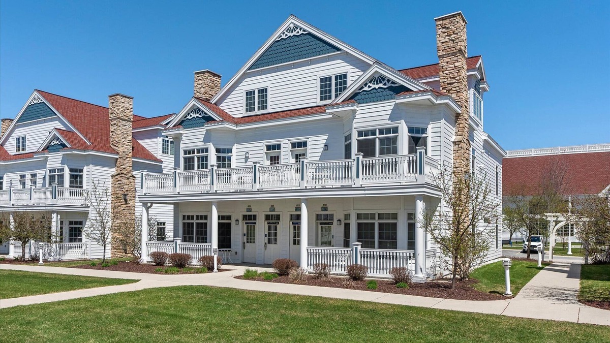 Sheboygan Condo | A Glorious Getaway Sheboygan - LUX Lake Condo