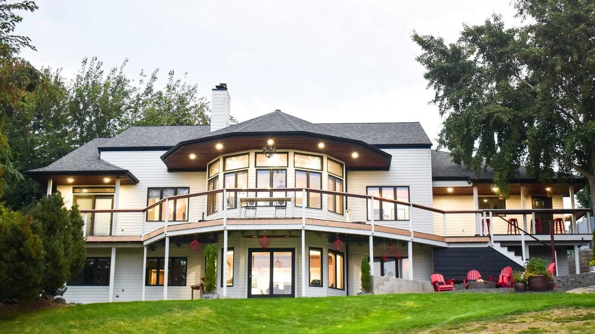 Lewiston House | A golf course home with game room and amazing outdoor space.