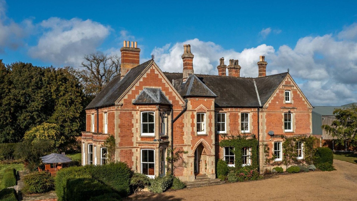 East Dereham Cottage | A grand 11 bedroom Victorian property, which sleeps 26 people.