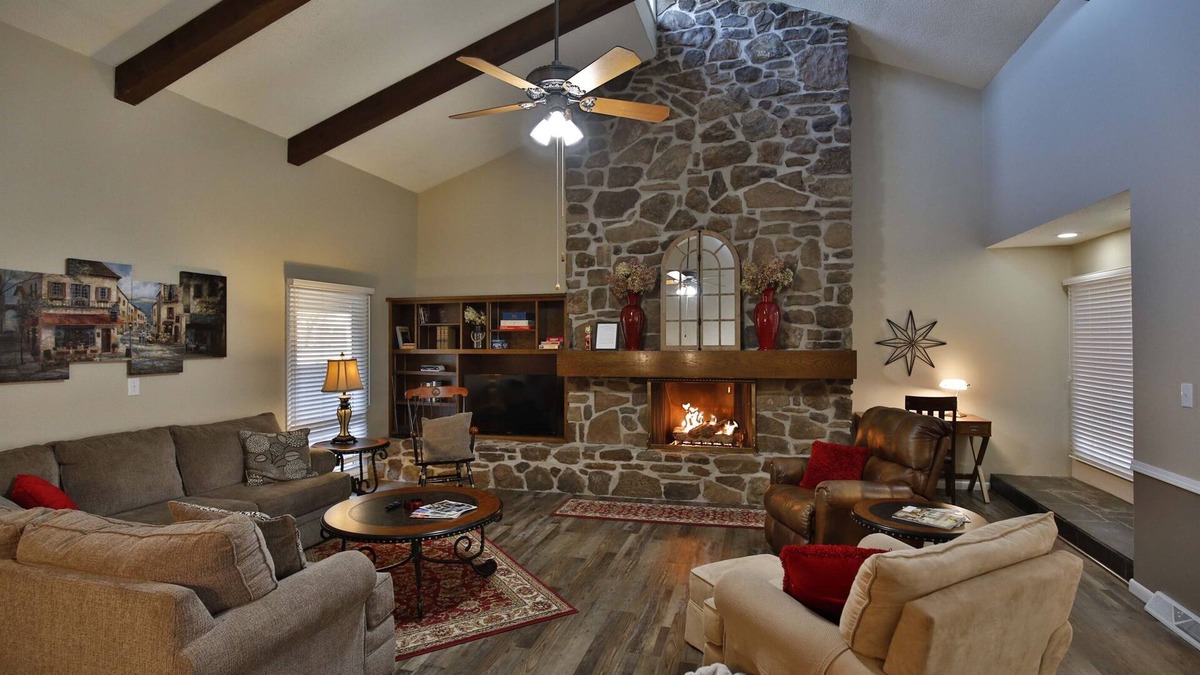 Monett House | A Grand Stay in a Small Town