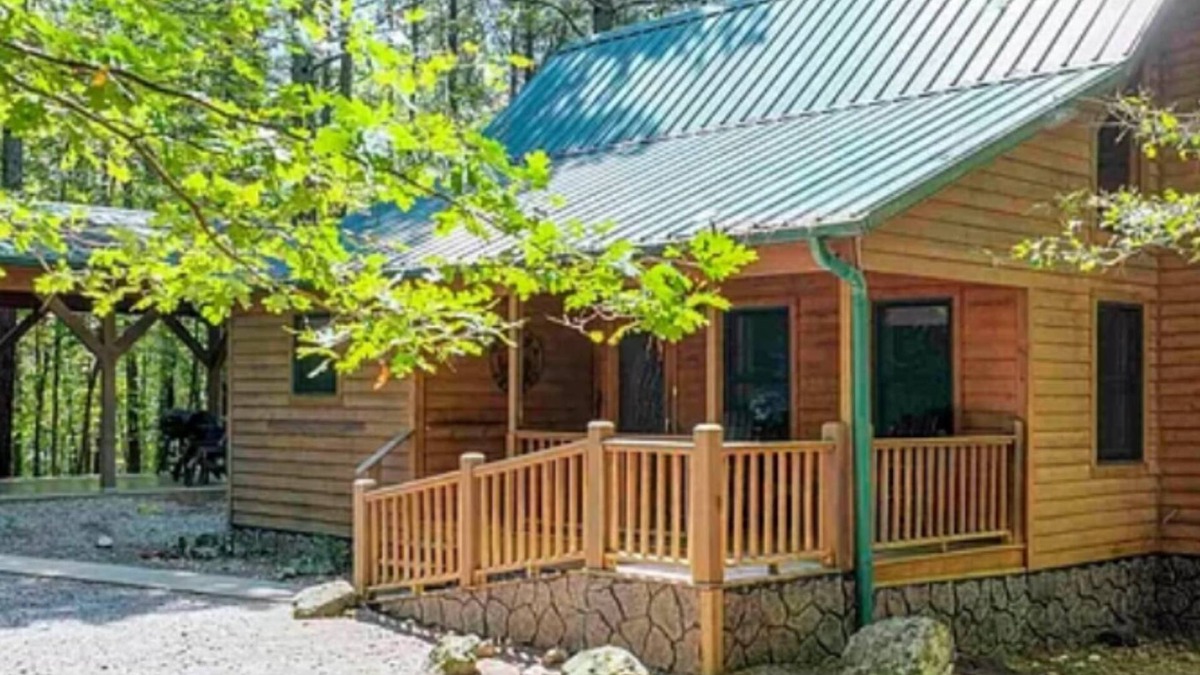 Bonnerdale Cabin | A Great Escape a Cozy 3-bedroom cabin in Mount. Ida close to Lake Ouachita.