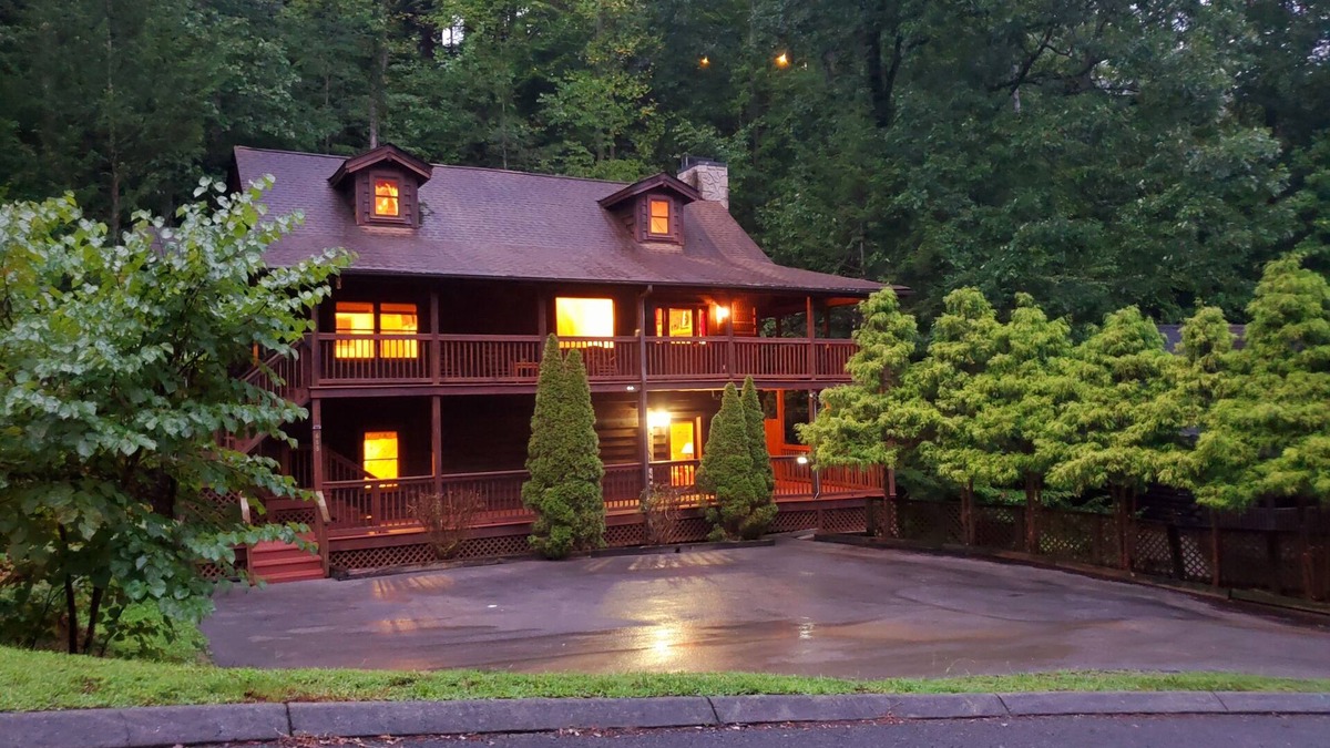Pigeon Forge Cabin | A+GREAT LOCATION! Lrg Families&Grps/Home Theater HotTub Arcade Foosball,