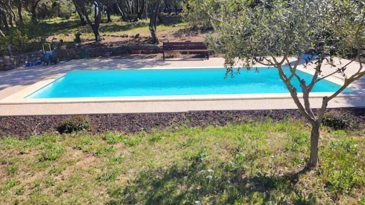 Besse-sur-Issole Apartment | A green setting .