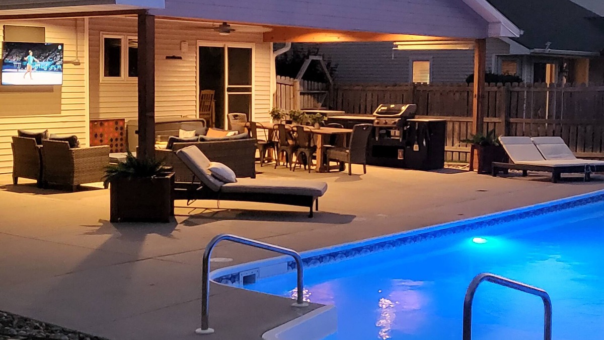 Grimes House | A Grimes Family Getaway near Des Moines with Seasonal Swimming Pool Sleeps 12