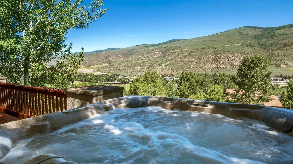Eagle-Vail House | A Guest Favorite: Spacious 5BR Home with Hot Tub - Escape to the Mountains this Season or Plan Ahead