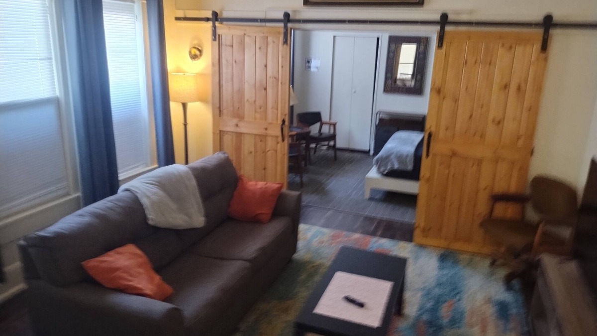 Alexandria Apartment | A Happy Place! 1-bedroom apartment in lovely Alexandria with private parking
