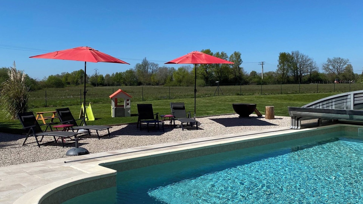 Juif House | A haven of peace in the countryside! Family home with swimming pool and large enclosed garden