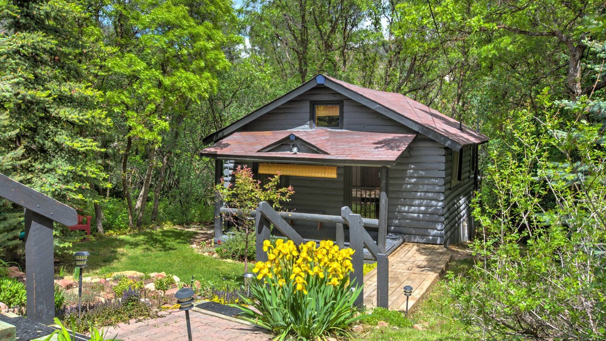 Glenwood Springs Cabin | A hidden gem! Cabin nestled in the trees in Glenwood Springs.