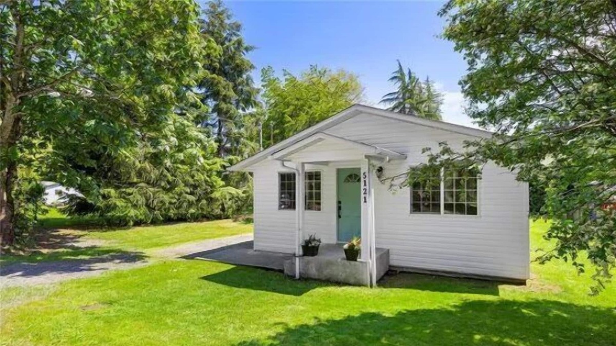 Port Alberni House | A Hidden Gem w/ Mountain Views & Private Garden!