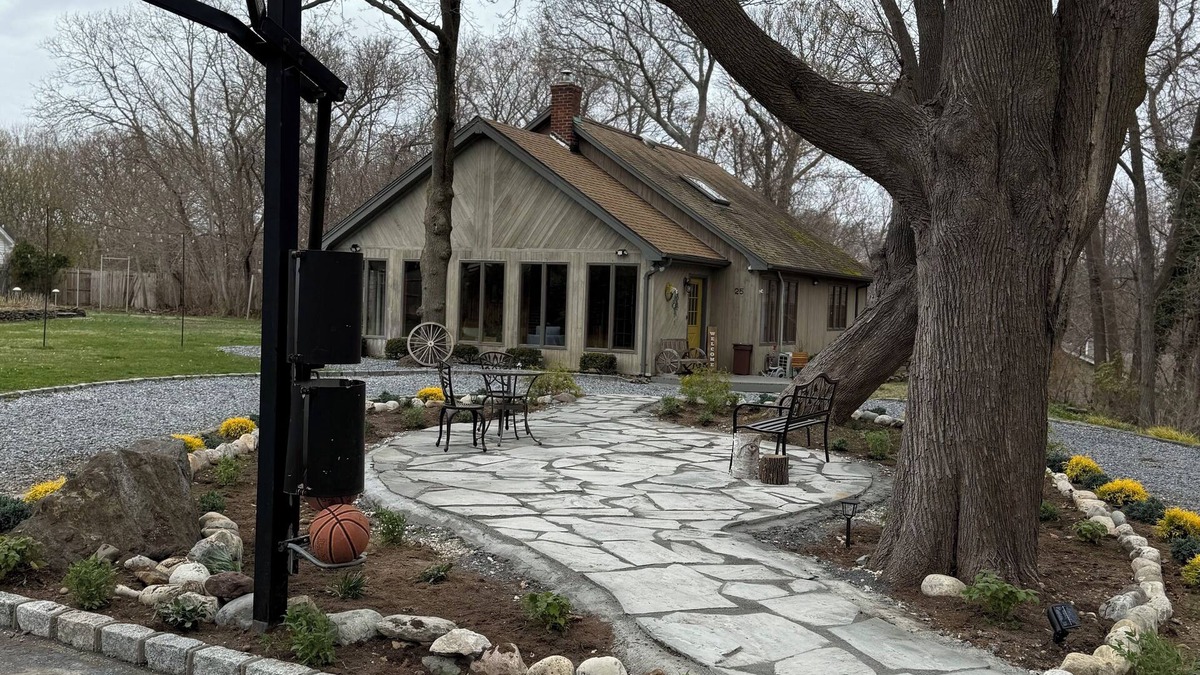 Port Jefferson Station Cottage | A Hidden Gem! Cozy Cottage with huge Pool & Garden! 8 guest - 4 bedrooms-2 baths