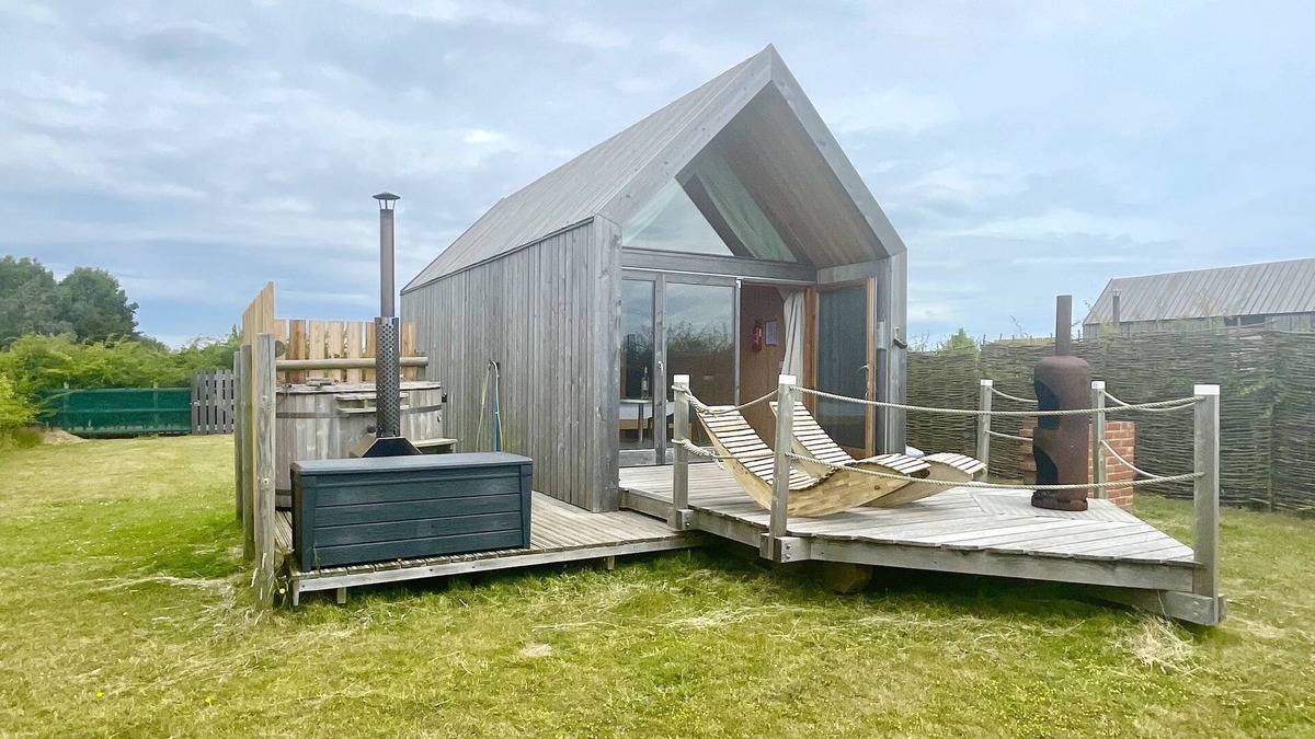 Brightlingsea Cottage | A hobbes field accommodation that sleeps 2 guests in 1 bedroom
