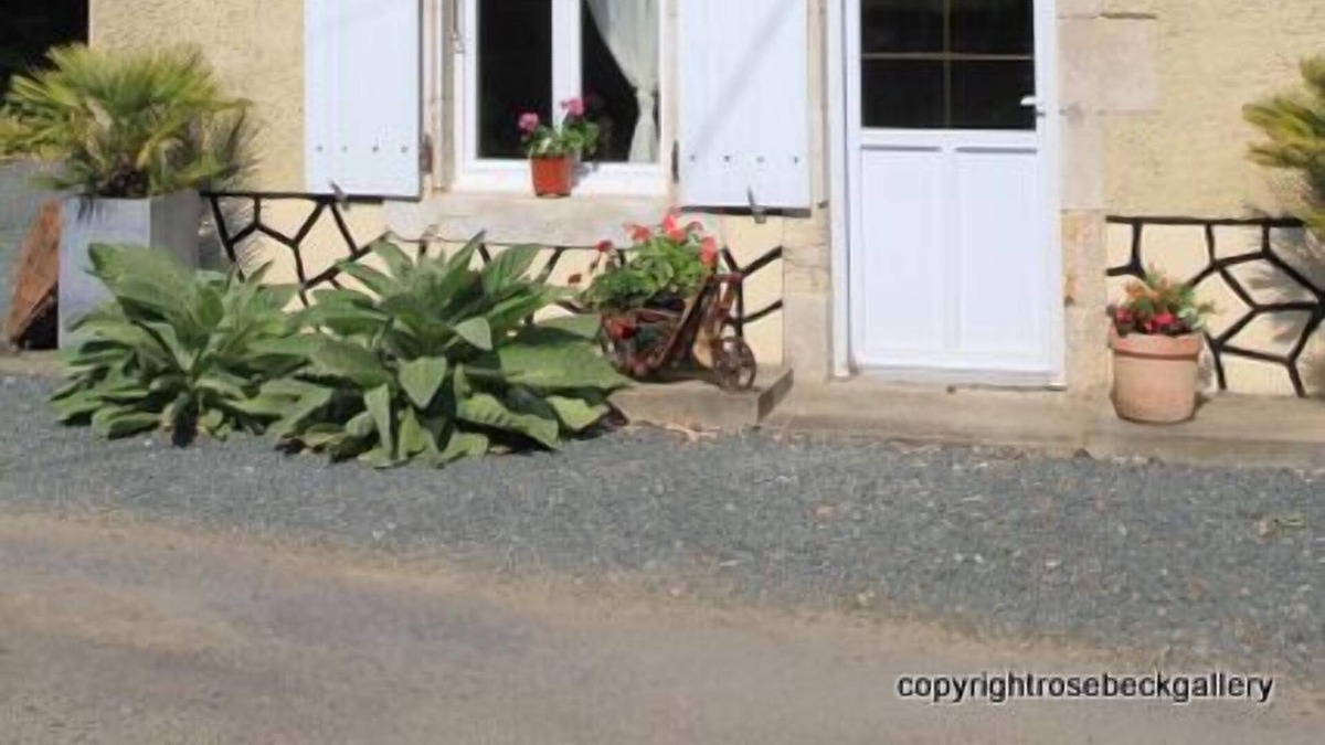La Caillere-Saint-Hilaire House | A Holiday Home in St Hilaire Du Bois Near Puy Du Fou And Vendée Beaches