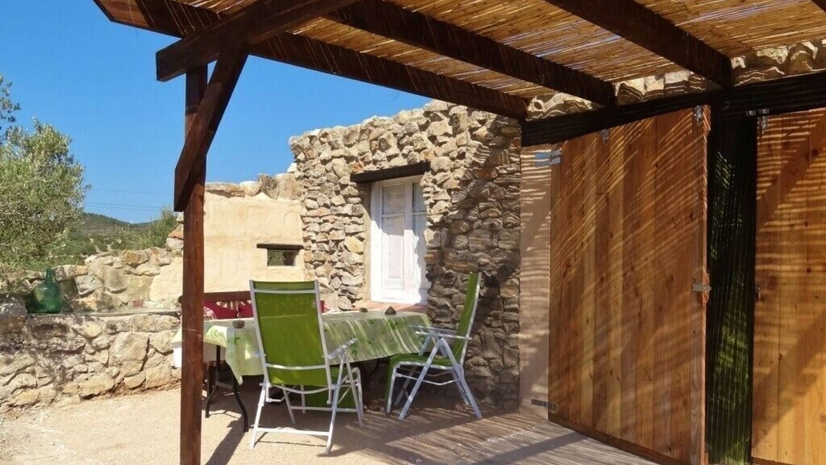 El Perello Cottage | A HOLIDAY STAY IN A BERGER'S CABIN?