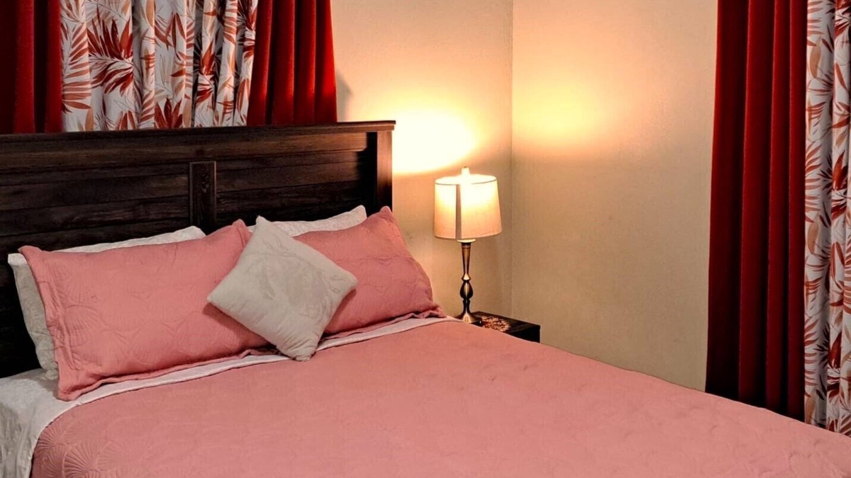 The Valley House | A Home away from Home, Just 2 Minutes from White Sandy Beach, Bar and Restaurant