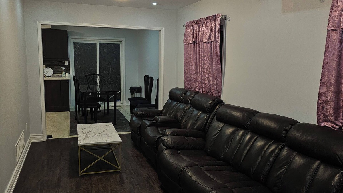 Markham House | A home for a getaway nLocated in markham with 3 bedrooms and 3 washrooms .