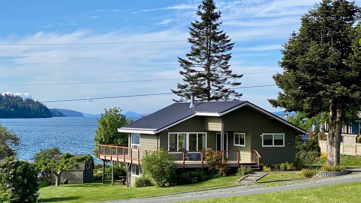 Freeland House | A Home On The Harbor- Beach, Water Views, Quiet