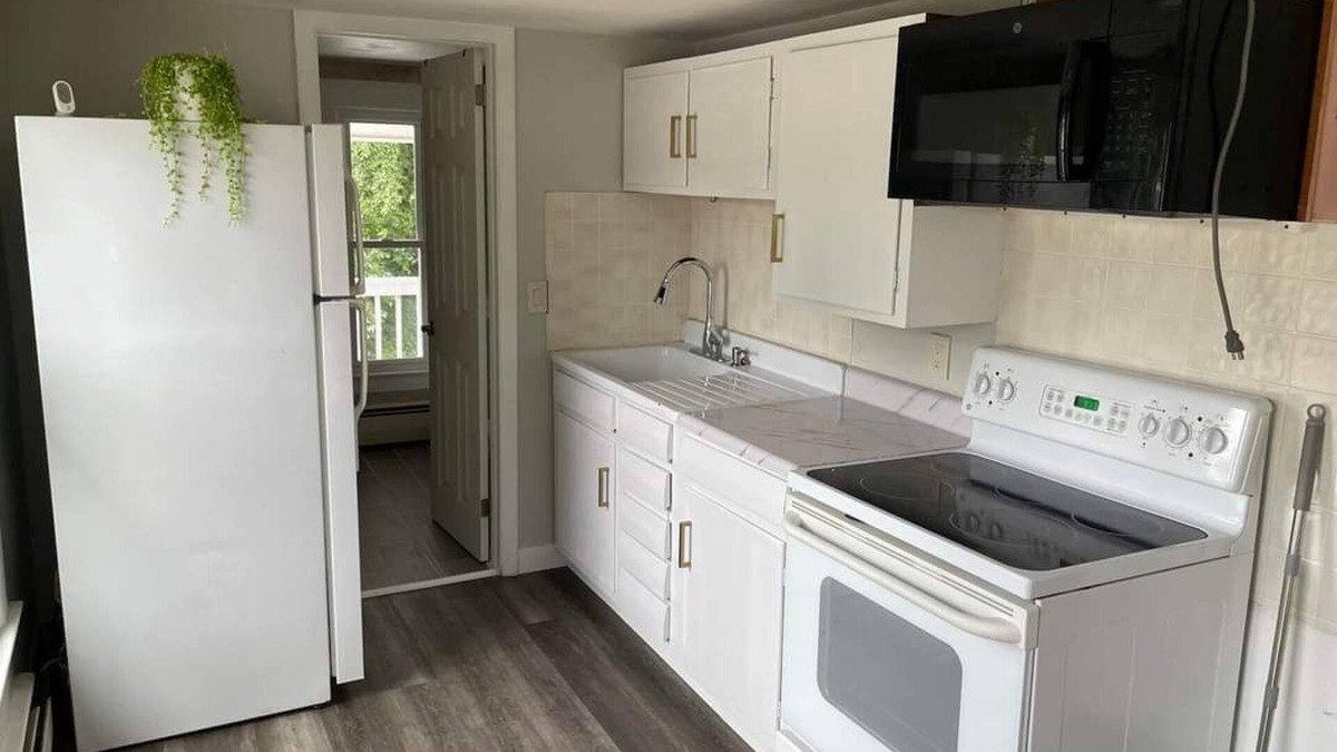 East Hartford Apartment | A homely atmosphere tailored for traveling professionals seeking comfort.